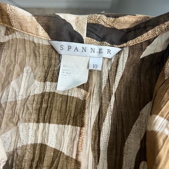 SPANNER Tan Graphic Tie Front Blouse - Picture 3 of 4